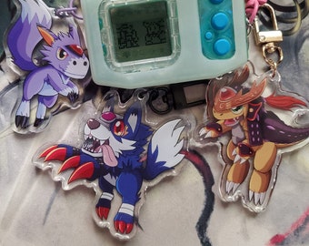 Puede incluir: Tres abalorios de personajes de estilo anime de colores, unidos a llaveros. Los abalorios están hechos de acrílico transparente y presentan un lobo morado y blanco, un lobo azul y rojo y un dragón amarillo y naranja. Los abalorios cuelgan de una cadena dorada y de una mascota digital azul y blanca.