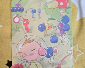 Puede incluir: Ilustración colorida de un personaje con traje espacial y criaturas de dibujos animados con rasgos vegetales, llevando grandes esferas azules. El fondo muestra un camino, flores y un gran insecto manchado.
