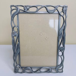 Marco de fotos de peltre estilo Art Nouveau con diseño floral, fabricado en Taiwán