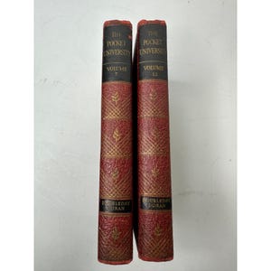 Könnte beinhalten: Zwei alte Bücher aus der Reihe "The Pocket University". Die Bücher haben rote Einbände mit goldenen Akzenten und schwarzen Rücken. Band 7 und Band 12 sind sichtbar. Der Name des Verlags, Doubleday Doran, ist unten auf den Büchern aufgedruckt.