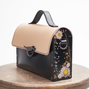 Damentasche aus Leder. Säckchen mit frischen Blumen mit Epoxidharz überzogen. Einzigartige handgemachte Ledertasche. Personalisierte Ledertasche. Geschenk für sie