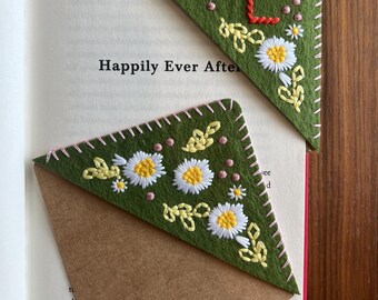 Personalized Hand Embroidered Corner Bookmark - Summer and Winter Set of 2 - Felt Triangle Page Stitched Corner Bookmark - Gift for Her