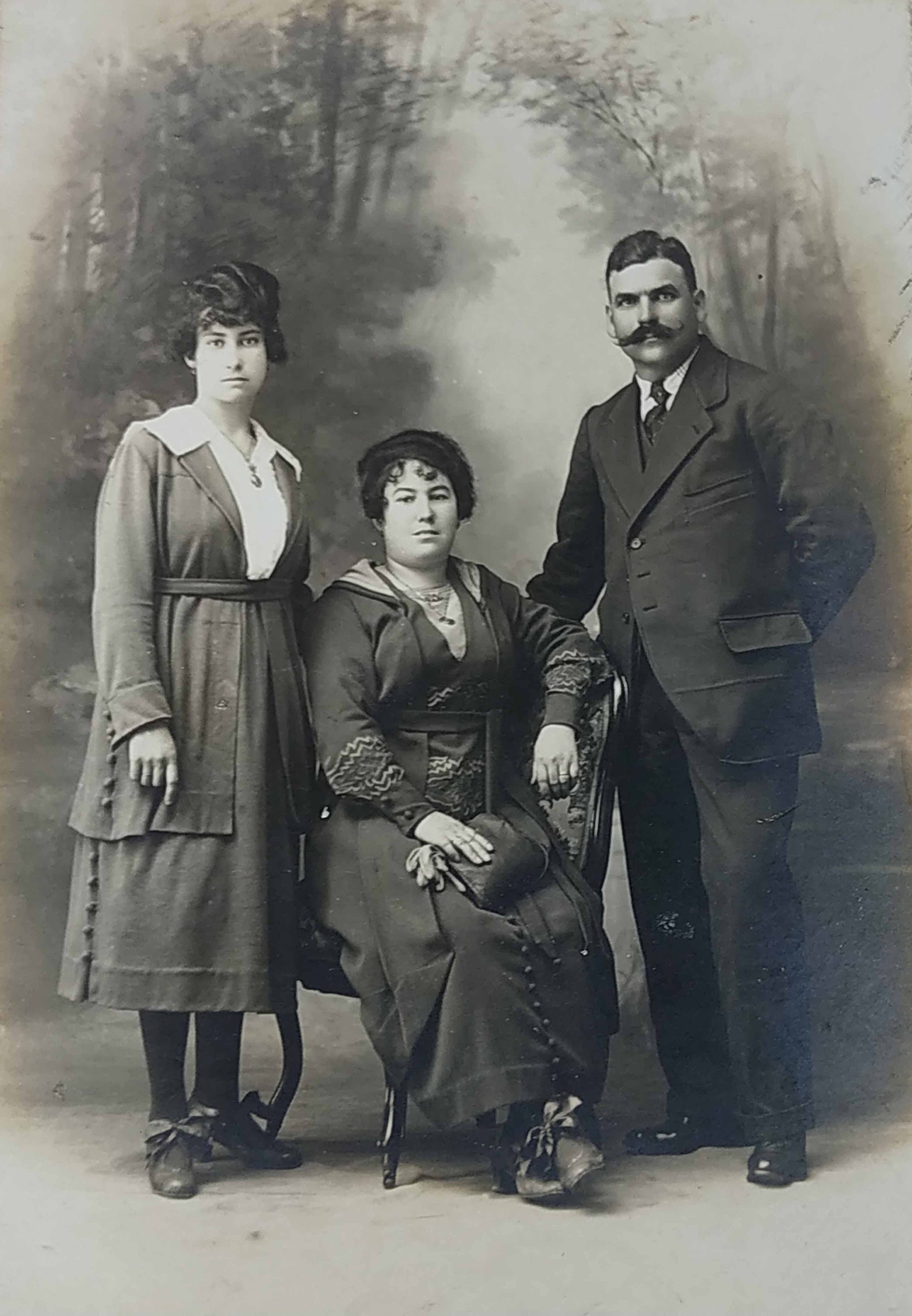 Retrato familiar de madre padre e hija en colonia francesa | Etsy