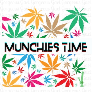 Puede incluir: Un diseño gráfico colorido con hojas de cannabis en varios colores, incluyendo verde, amarillo, rojo y azul. El texto "MUNCHIES TIME" se muestra en una fuente audaz y en capas. También se ve un bong verde.