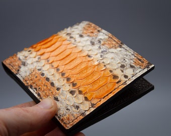 Portfel dwuskładany ze skóry pytona: tłoczony portfel z egzotycznej skóry