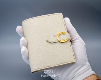 Cartera de piel de chèvre color crema hecha a mano: Cartera compacta para mujer
