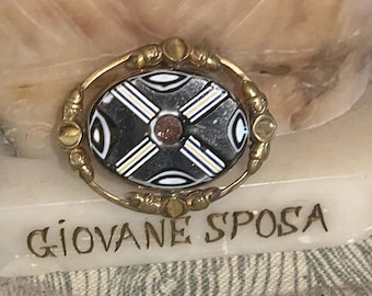 Broche antiguo victoriano de piedra dorada y ágata bandeada, tal como se encontró