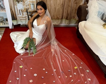 Eleganter Brautschleier, Einstufig, geschnitten, mit bunten Blumen verziert, Hochzeit, Braut, ivory, avorio, süß, wedding, vail, bridal