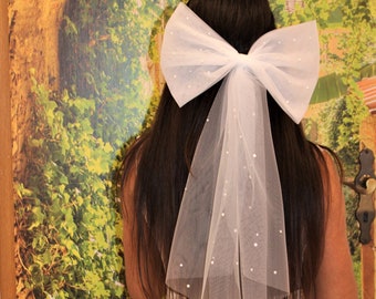 Bridal hair bow, modern, wedding, tulle bow, veil alternative, pearls, bridal accessory, hair clip, hair jewelry, short veil