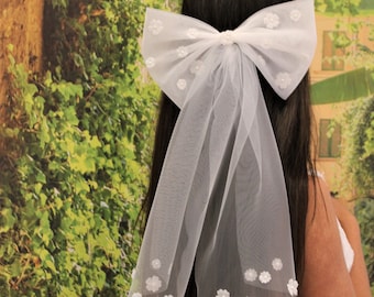 Braut Haarschleife, mit Blümchen, Modern, Hochzeit, Tüllschleife, Schleier Alternative, Perlen, Braut Accessoire, Kurzschleier, Blume