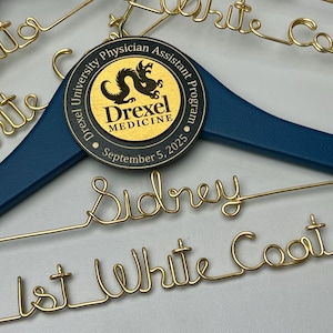 Personalisierter Geschenk für neuen Doktor-Kleiderbügel-Geschenk, 2-zeilige Abschlussgeschenke für die Medizinische Schule, 1. Weißer Kleiderbügel, erstes weißes Mantelgeschenk
