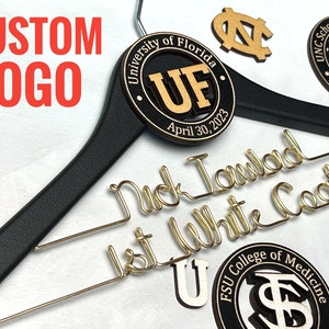 パーソナライズされた白衣ハンガー：初めての白衣の贈り物/白衣の儀式