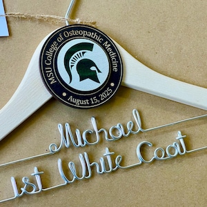 Personalisierter Weißer Kleiderbügel: Medizinstudierende Geschenk mit Gravur