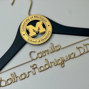 Kleiderbügel personalisiert: Medizinstudierender Abschluss, Geschenk für neuen Arzt, 1