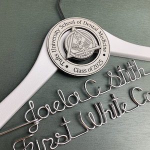 1e witte kleerhanger, tandheelkundige school witte jas ceremonie cadeau, aangepaste hanger voor arts, arts kleerhanger, cadeau voor nieuwe tandarts
