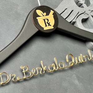 Apotheker Geschenk, neuer Doktor Geschenk, Apotheke Abschlussgeschenk, Apotheke Studenten Geschenk, weißer Kittel Zeremonie Geschenke, Labor Kleiderbügel, Pharm.D Geschenk