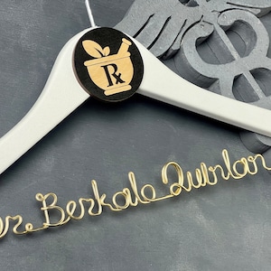 Regalo per farmacista, regalo di laurea in farmacia, studente di farmacia, regali per cerimonia del camice bianco, gruccia per camice da laboratorio, regalo per medico, gruccia personalizzata