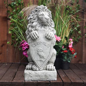 Discount Garden Statues Majestic Gatepost Lion status with Welcome Shield