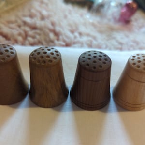 S !! Angebot nur für diese Woche ! Vier schöne Vintage Fingerhüte aus Holz