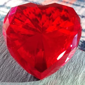 Vintage Red Heart Diamond Jewel Paper Weight Light optical reflective sunlight,Red Heart Paperweight,Stunning Red Glass
