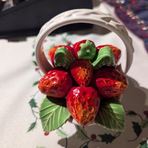 Prachtige keramische aardbeienmand, keramiek, ornamenten, woondecoratie