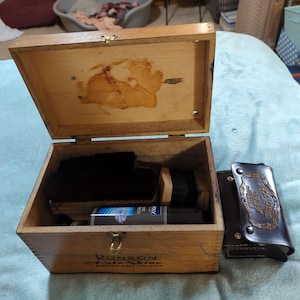 Vintage Schuhputzkasten und Bürsten.