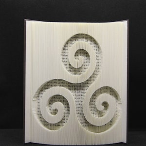 Triskel, gefaltetes Buch, Bretagne Symbol, Buchfaltkunst, keltisches Symbol