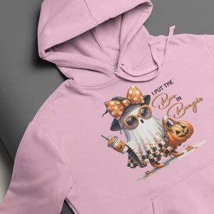 Ich setze den Boo in Bougie Halloween Hoodie | Lustiges freches Geist-Herbst-Sweatshirt | Gruseliges Outfit für Frauen Glam Witch Pullover