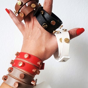 Doppelwickelarmband aus Leder | Leder Choker | Gold Ohrstecker | Eleganter Schmuck