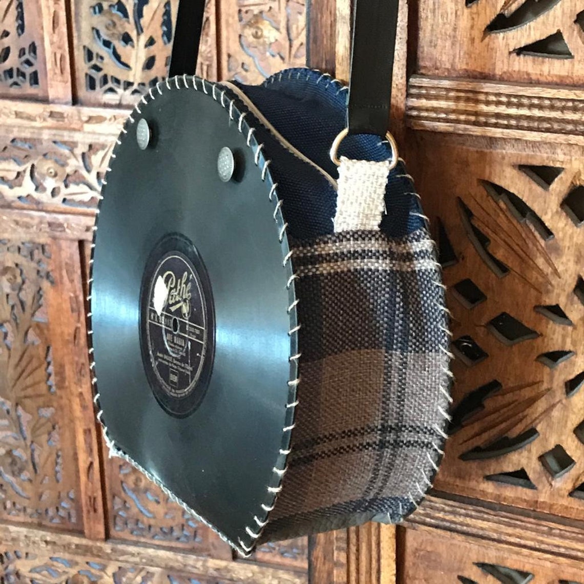 Retro-Handtasche aus blauem leder und beige Vinyl-Scheiben. | Etsy