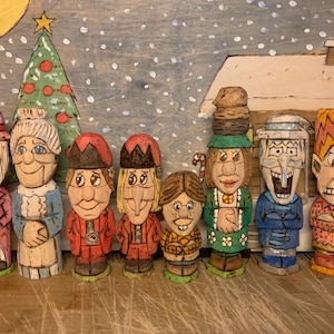 Set di 8 personaggi intagliati a mano dal classico del 1974 di Rankin & Bass, The Year Without A Santa Claus