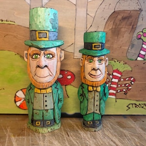 Statuetta di un folletto in legno intagliato a mano, arte popolare.