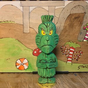 Un Grinch intagliato a mano in legno di tiglio, utilizzando solo un coltello.