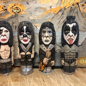 Handgeschnitzte Kiss Band Imitatoren. Geschnitzt durch Messer auf 1,25 Quadratzoll Blöcke aus Lindenholz