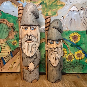 Mago ambulante intagliato a mano con il suo bastone: Gandalf il Grigio.