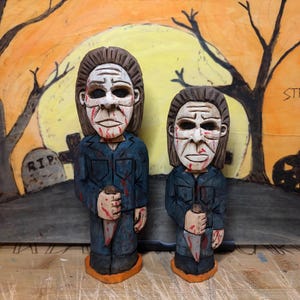 Statuetta di Michael Myers intagliata a mano in stile folk art, realizzata in legno di tiglio