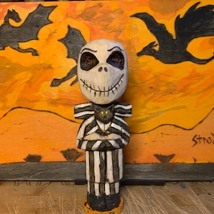 Una statuetta di Jack Skeletron, intagliata a mano in stile folkloristico, tratta da "Nightmare Before Christmas". Scolpita a coltello da un blocco di tiglio.