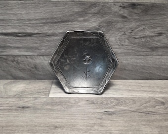 Pequeño cuenco forjado con diseño floral.