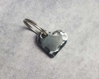 Handsmidd hjärtnyckelring med hamrad kant