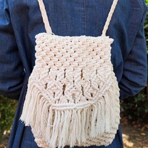 Sac à dos en macramé - Sac seau fait main à franges bohèmes - Sac à dos artisanal de style pompon - Cadeau vintage pour femme - Nouveau sac à dos d'été