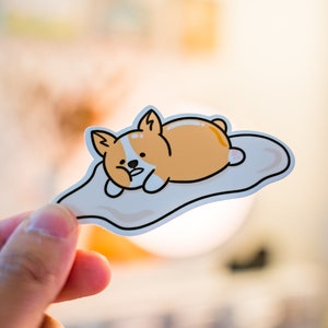 Adesivo anime Lazy Sleepy Egg Corgi - Vinile opaco, resistente alle intemperie, antigraffio, simpatico cane, fustellato per auto, laptop, bottiglia d'acqua
