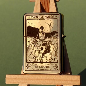 Briquet personnalisé avec motif gravé d'une carte de tarot The Chariot, briquet rechargeable et réutilisable, anniversaire de couple, cadeau de mariage