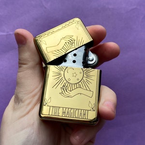 The Magician tarotkaart gegraveerde aansteker, gegraveerde aansteker, tarotkaartgravure, koele aansteker, gouden tarotkaart, tarotkaartaansteker, aansteker