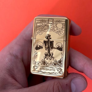 Sterkte tarotkaart gegraveerde aansteker, gegraveerde aansteker, tarotkaartgravure, coole aansteker, gepersonaliseerd cadeau, bruidsmeisjesaansteker
