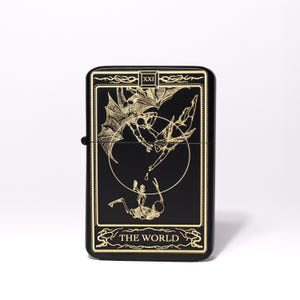De wereld tarotkaart gegraveerde aansteker, gegraveerde aansteker, tarotkaartgravure, koele aansteker, gouden tarotkaart, tarotkaartaansteker, aansteker