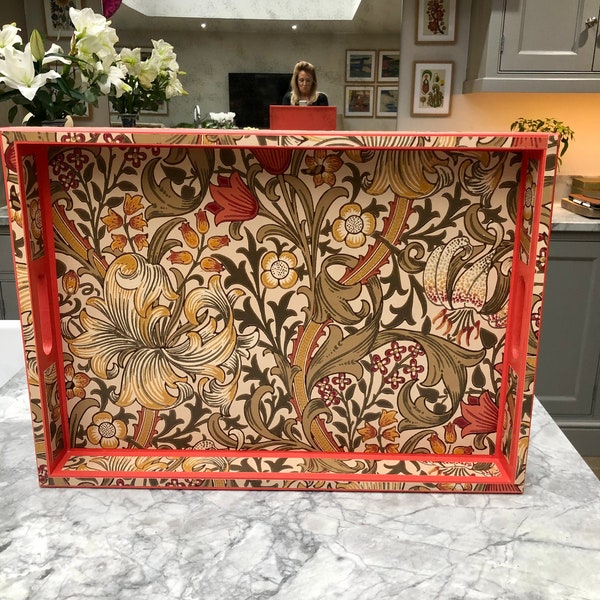 Houten dienblad William Morris voor tablet. Gouden leliekoeksteen. Groot dienblad. Oogstdecor