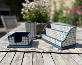 Conjunto de organização de mesa de madeira pintada à mão: porta-cartas, porta-canetas e porta-notas