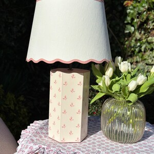 Scalloped lampshade and lamp base in Colefax & Fowler Sudbury Park Pink. Handmade to order in England. Rechargeable afbeelding 6