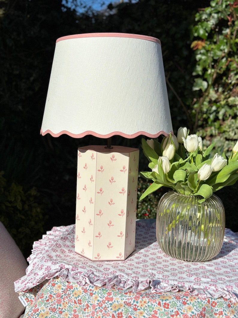 Scalloped lampshade and lamp base in Colefax & Fowler Sudbury Park Pink. Handmade to order in England. Rechargeable afbeelding 6