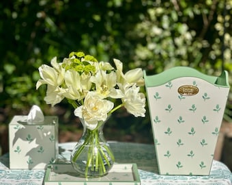 Juego de tocador Tulip. Bandeja de tocador Sudbury Park Emerald ‘Colefax and Fowler’, papelera y funda para caja de pañuelos. Papelera. Decoración de dormitorio.